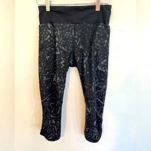 Lululemon run swift capris- black with astronomical flair- black and gray size 4